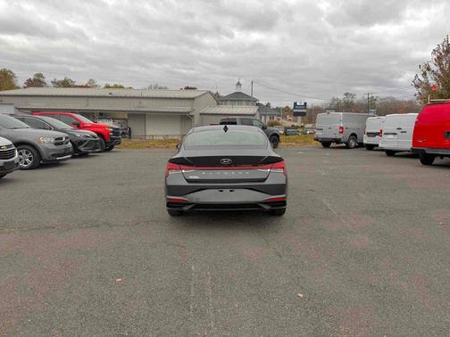 2021 Hyundai ELANTRA SE