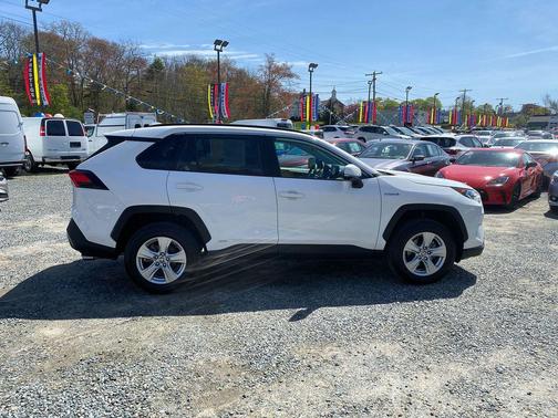 Super White 2021 Toyota RAV4 Hybrid XLE