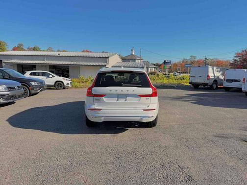2023 Volvo XC60 B5 Plus Bright Theme