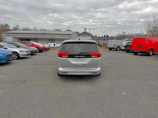 2023 Chrysler Voyager LX