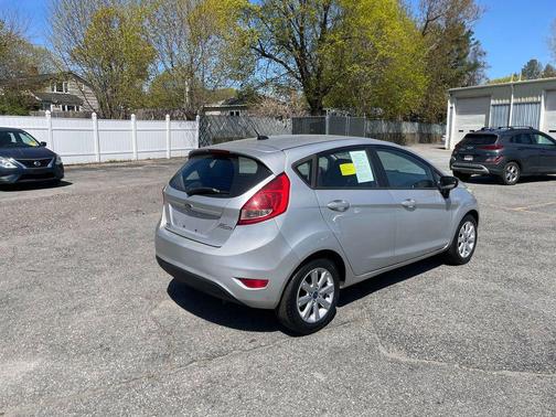 Ingot Silver Metallic 2013 Ford Fiesta SE