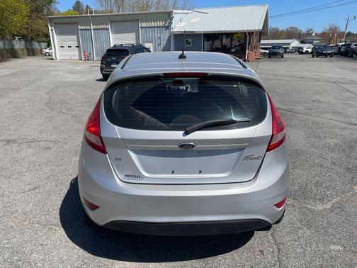Ingot Silver Metallic 2013 Ford Fiesta SE