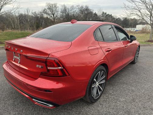 2022 Volvo S60 T5 Momentum