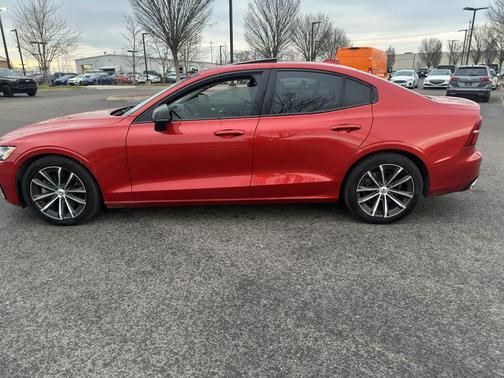 2022 Volvo S60 T5 Momentum