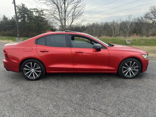 2022 Volvo S60 T5 Momentum