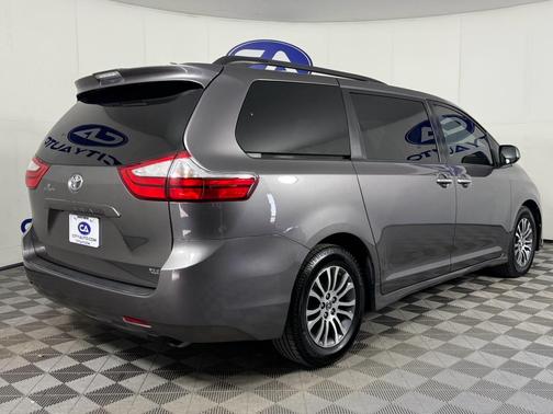 2019 Toyota Sienna XLE
