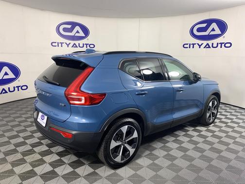 BLUE 2024 Volvo XC40 B5 Plus Dark Theme