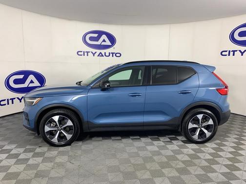 BLUE 2024 Volvo XC40 B5 Plus Dark Theme