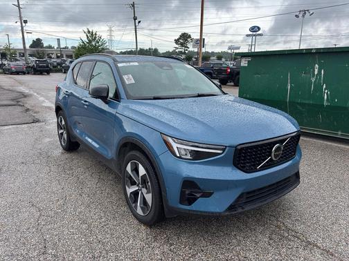 BLUE 2024 Volvo XC40 B5 Plus Dark Theme