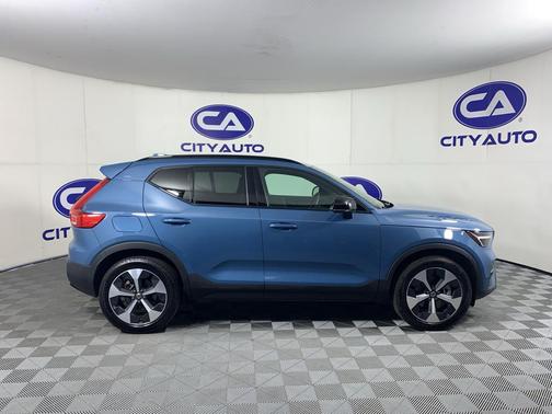 BLUE 2024 Volvo XC40 B5 Plus Dark Theme