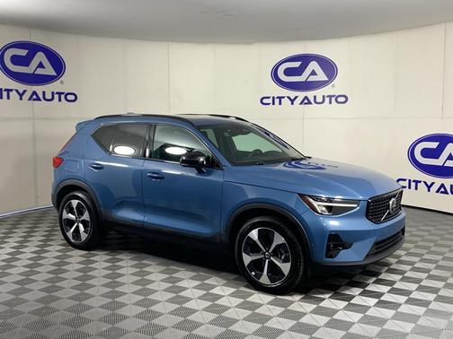 BLUE 2024 Volvo XC40 B5 Plus Dark Theme