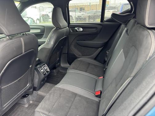 BLUE 2024 Volvo XC40 B5 Plus Dark Theme