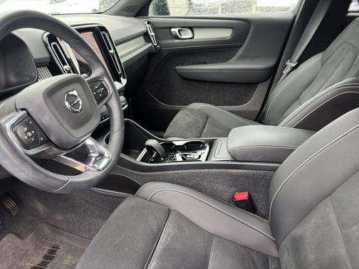 BLUE 2024 Volvo XC40 B5 Plus Dark Theme