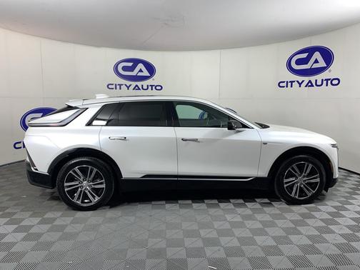 Crystal White Tricoat 2024 Cadillac LYRIQ Luxury