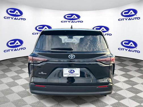 2024 Toyota Sienna LE