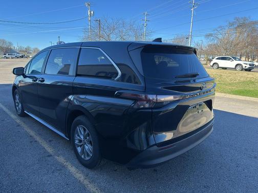 2024 Toyota Sienna LE