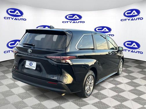 2024 Toyota Sienna LE