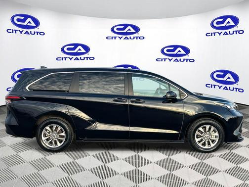 2024 Toyota Sienna LE