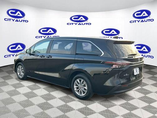 2024 Toyota Sienna LE