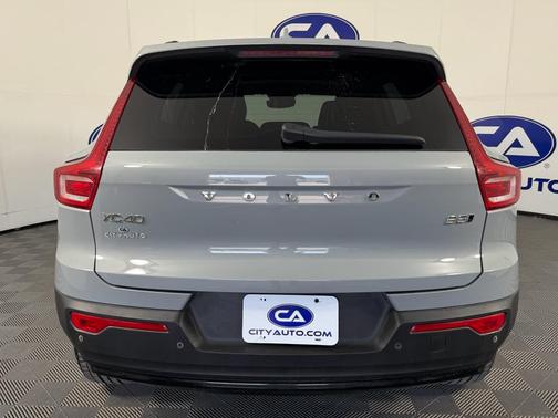 2024 Volvo XC40 B5 Plus Dark Theme