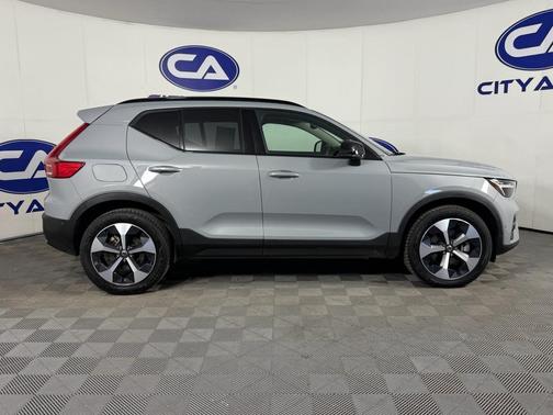 2024 Volvo XC40 B5 Plus Dark Theme