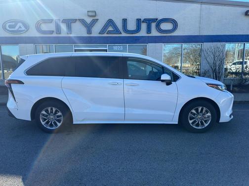 2024 Toyota Sienna LE