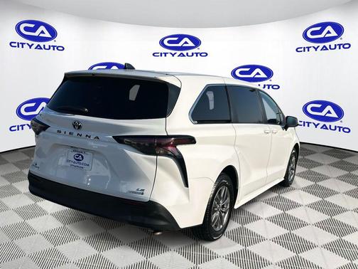 2024 Toyota Sienna LE