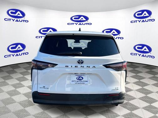 2024 Toyota Sienna LE