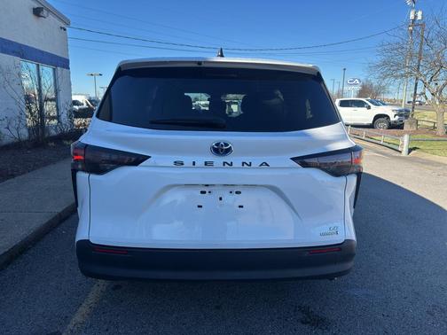 2024 Toyota Sienna LE