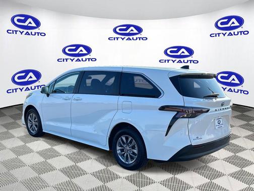 2024 Toyota Sienna LE