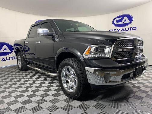 Brilliant Black Crystal Pearlcoat 2018 RAM 1500 Laramie