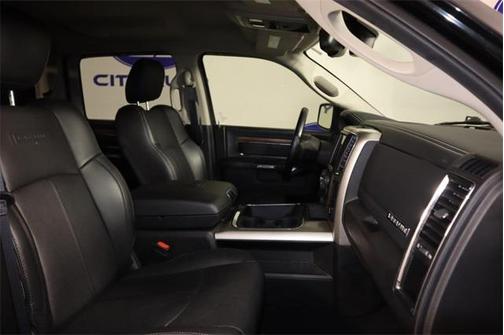 Brilliant Black Crystal Pearlcoat 2018 RAM 1500 Laramie