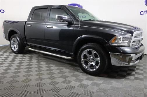 Brilliant Black Crystal Pearlcoat 2018 RAM 1500 Laramie