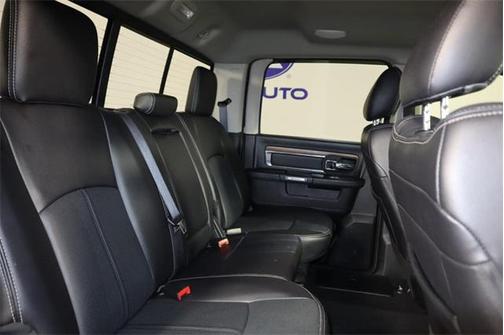 Brilliant Black Crystal Pearlcoat 2018 RAM 1500 Laramie