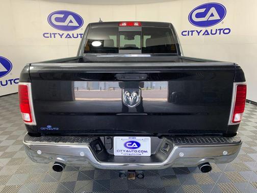 Brilliant Black Crystal Pearlcoat 2018 RAM 1500 Laramie