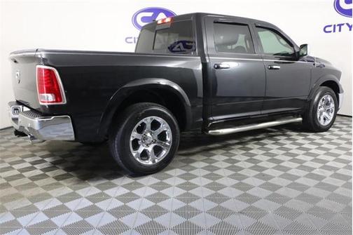 Brilliant Black Crystal Pearlcoat 2018 RAM 1500 Laramie