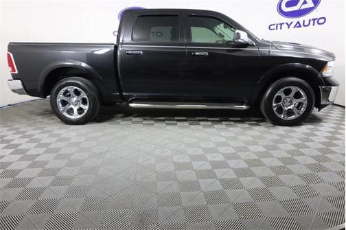 Brilliant Black Crystal Pearlcoat 2018 RAM 1500 Laramie
