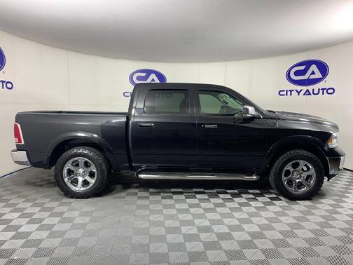Brilliant Black Crystal Pearlcoat 2018 RAM 1500 Laramie