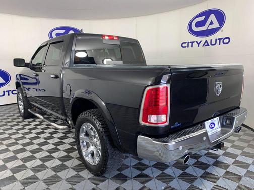 Brilliant Black Crystal Pearlcoat 2018 RAM 1500 Laramie