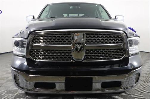 Brilliant Black Crystal Pearlcoat 2018 RAM 1500 Laramie