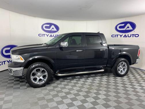Brilliant Black Crystal Pearlcoat 2018 RAM 1500 Laramie