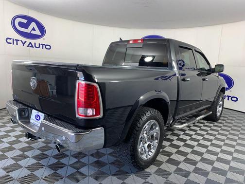 Brilliant Black Crystal Pearlcoat 2018 RAM 1500 Laramie