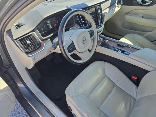 2021 Volvo S60 T5 Momentum