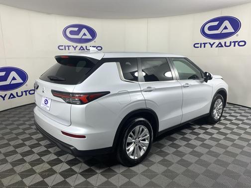 White Diamond 2025 Mitsubishi Outlander ES