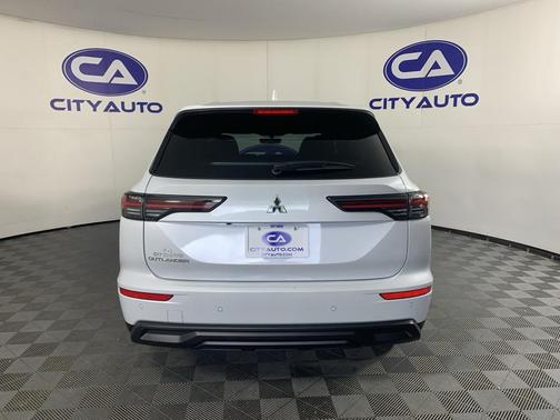 White Diamond 2025 Mitsubishi Outlander ES