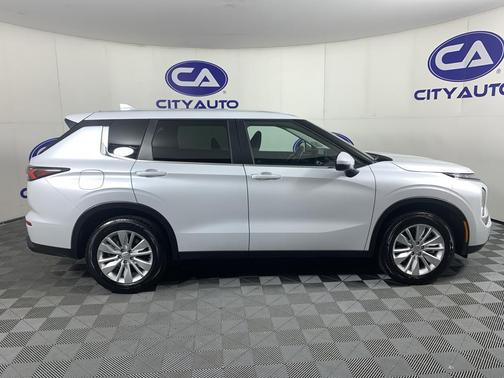 White Diamond 2025 Mitsubishi Outlander ES