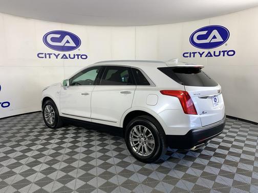 Crystal White Tricoat 2017 Cadillac XT5 Luxury