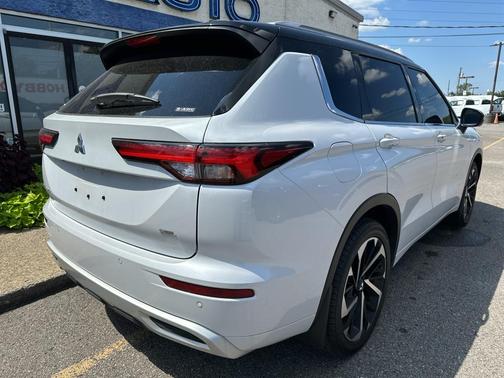 White Diamond 2024 Mitsubishi Outlander SEL S-AWC