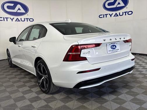2024 Volvo S60 B5 Plus Dark Theme