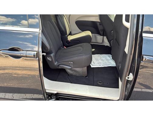 Brilliant Black Crystal Pearlcoat 2023 Chrysler Voyager LX